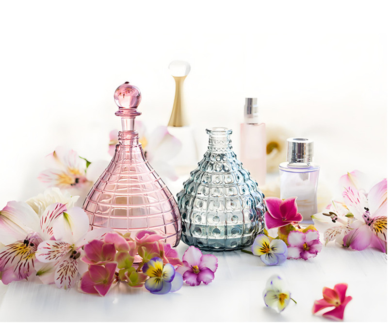 Les flacons de parfum dominent le marché avec une nouvelle tendance : la combinaison parfaite entre design et fonctionnalité.
