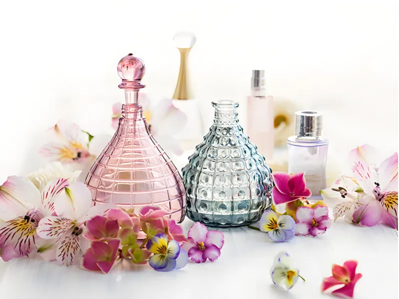 Le parfum peut-il être placé dans des bouteilles en plastique?